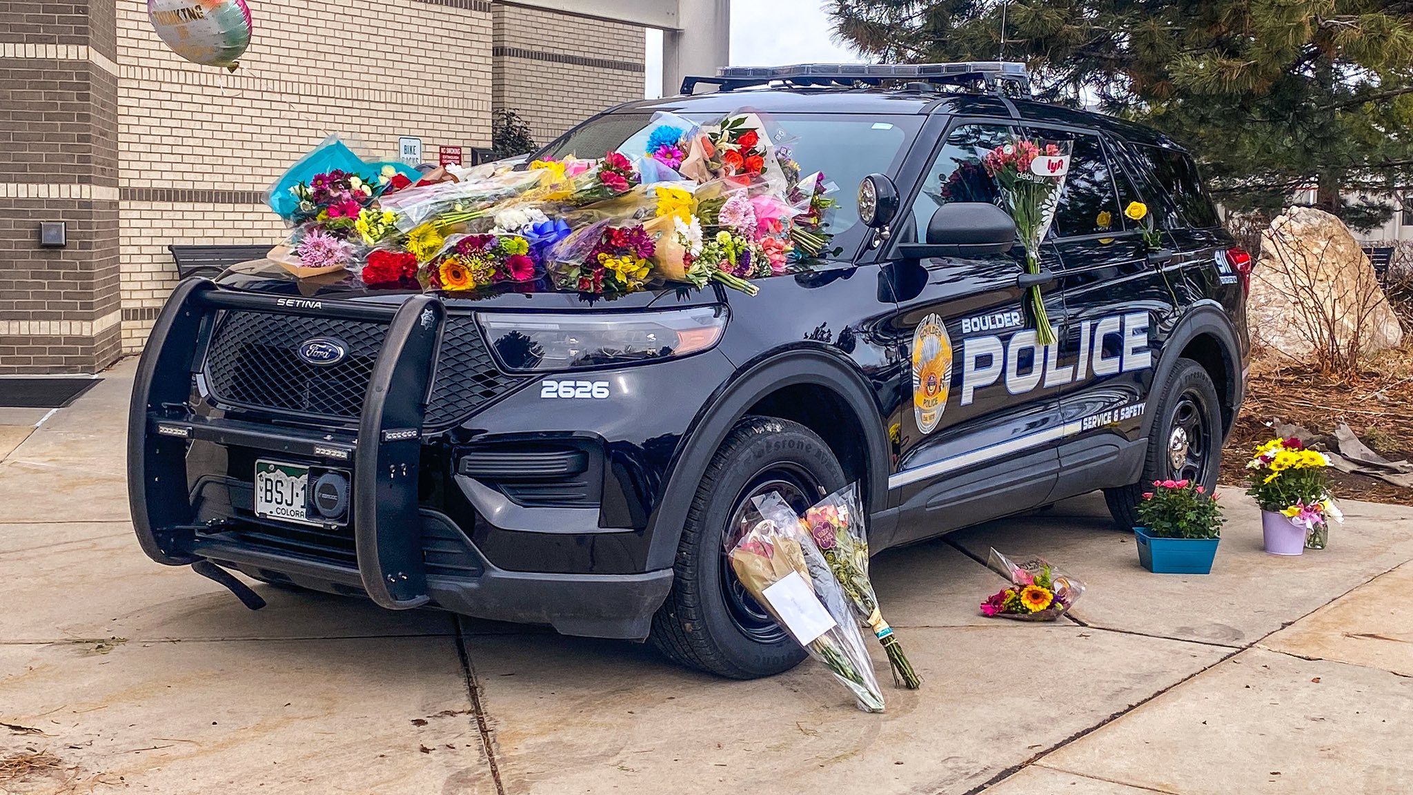 Boulder Police Department vehicle with flowers_Boulder King Soopers shooting 