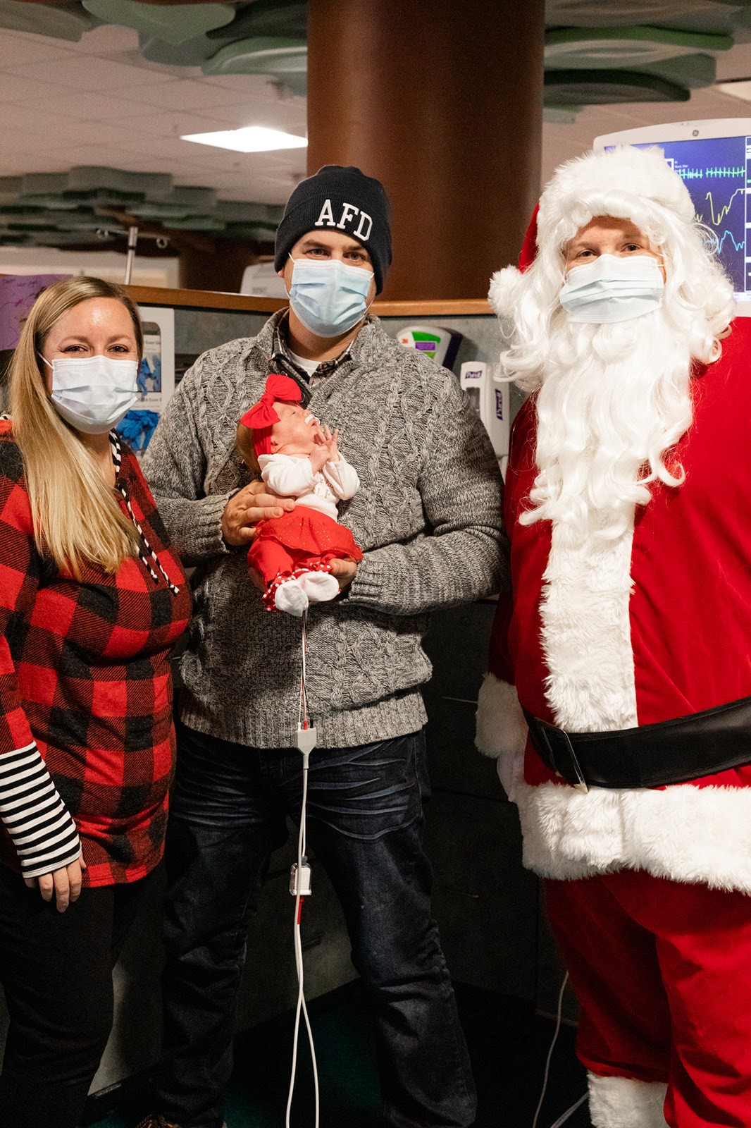 santa visits nicu 5.jpg