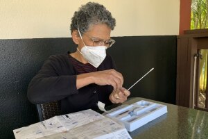 Melanie-Payne-uses-at-home-rapid-covid-test-WFTS.jpg