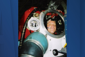 USF professor tries to break world record by living underwater for 100 days