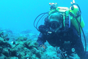 USF professor tries to break world record by living underwater for 100 days