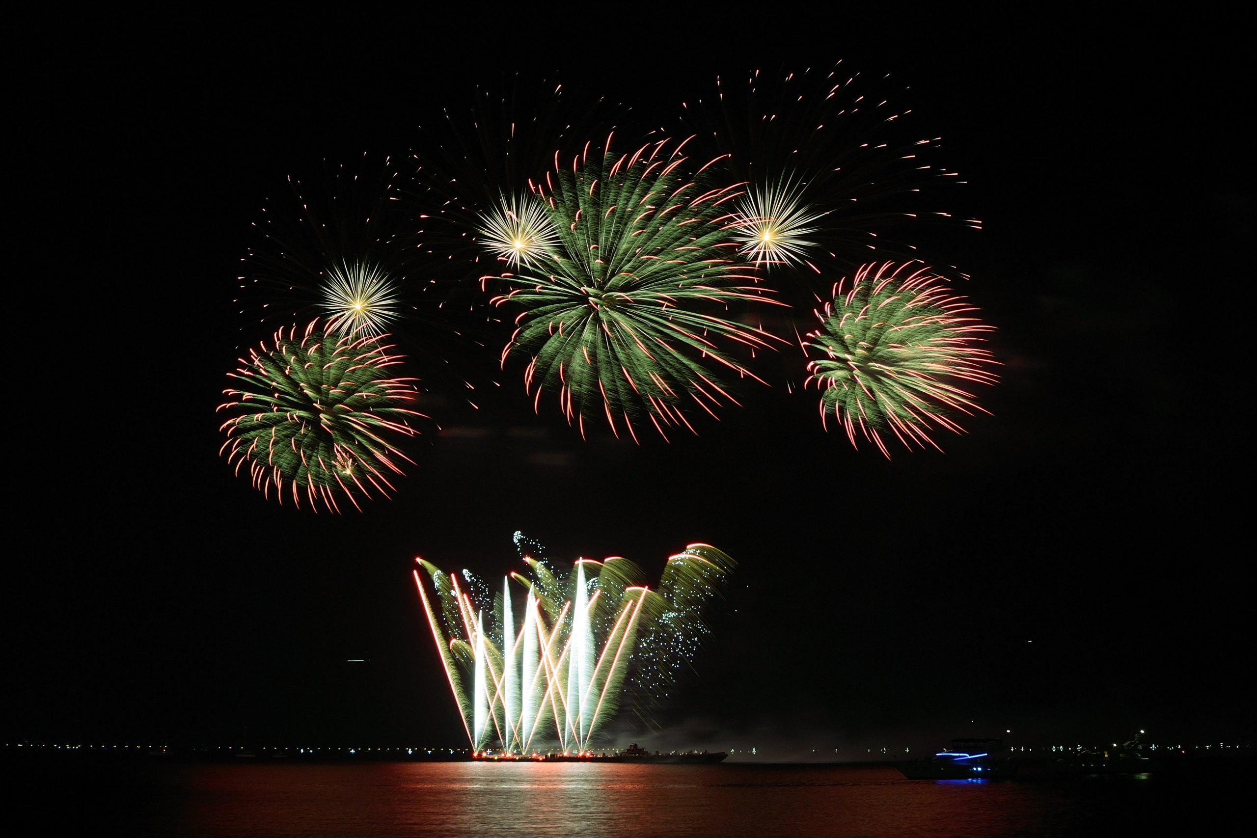 fireworks new year's july 4 independence celebrate