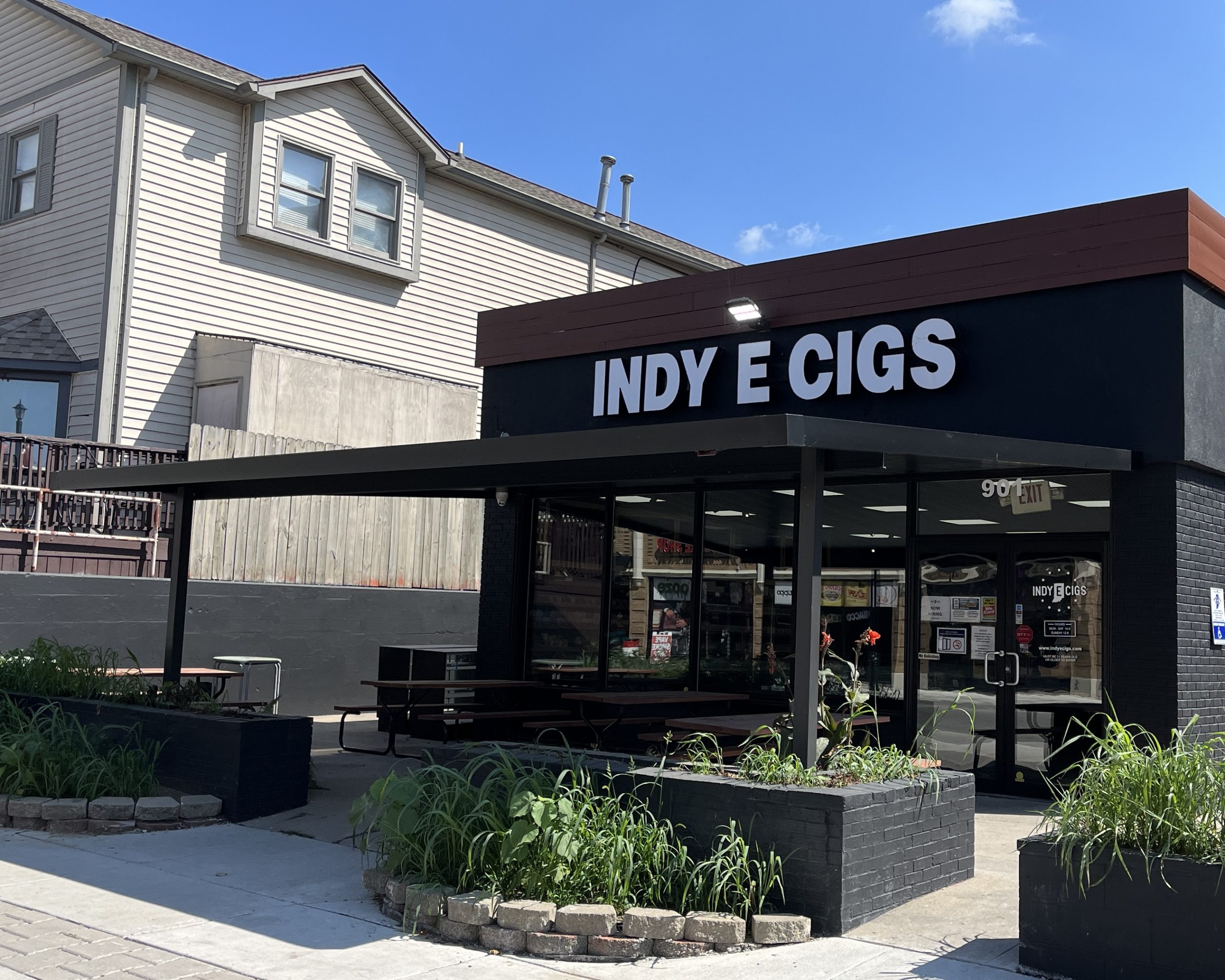 Indy E Cigs.JPG