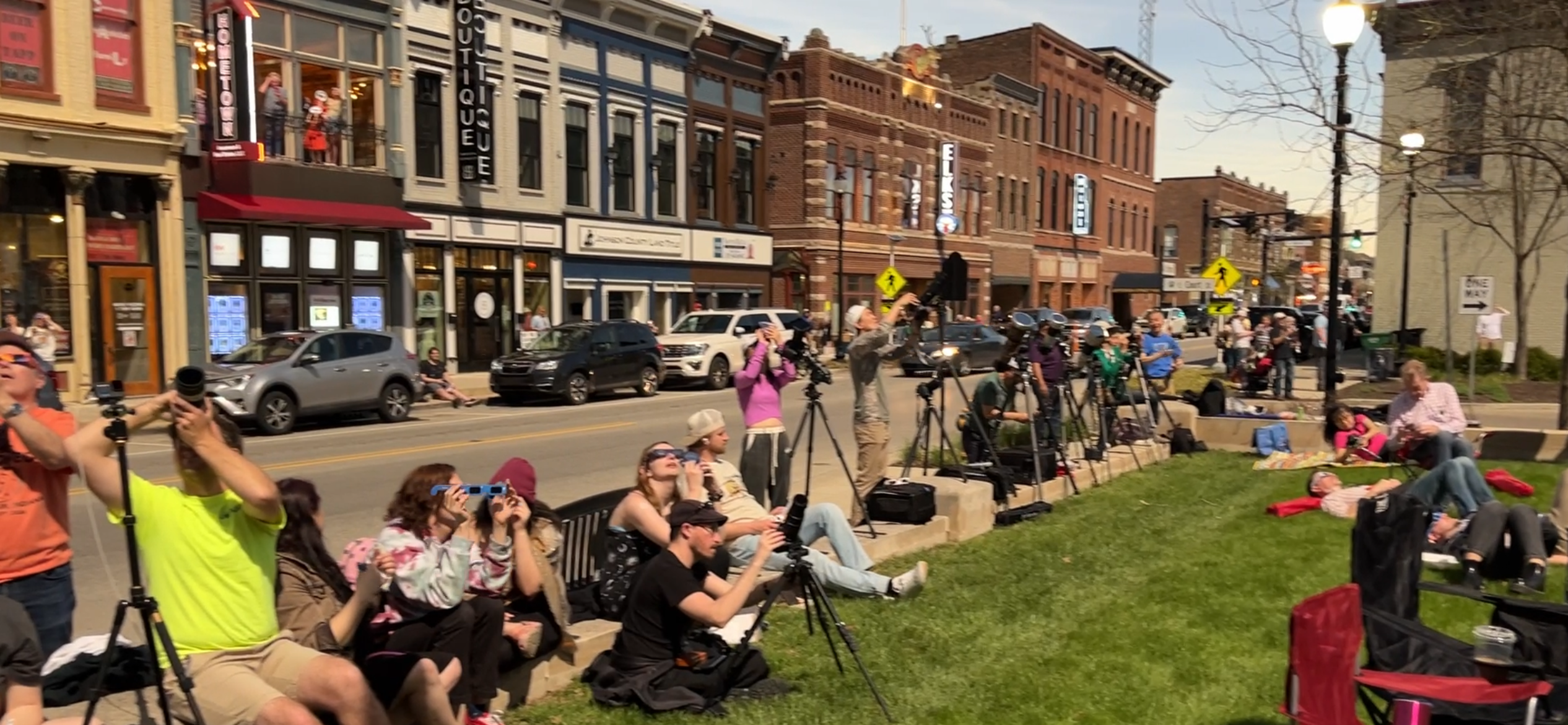 Courthouse lawn eclipse.PNG