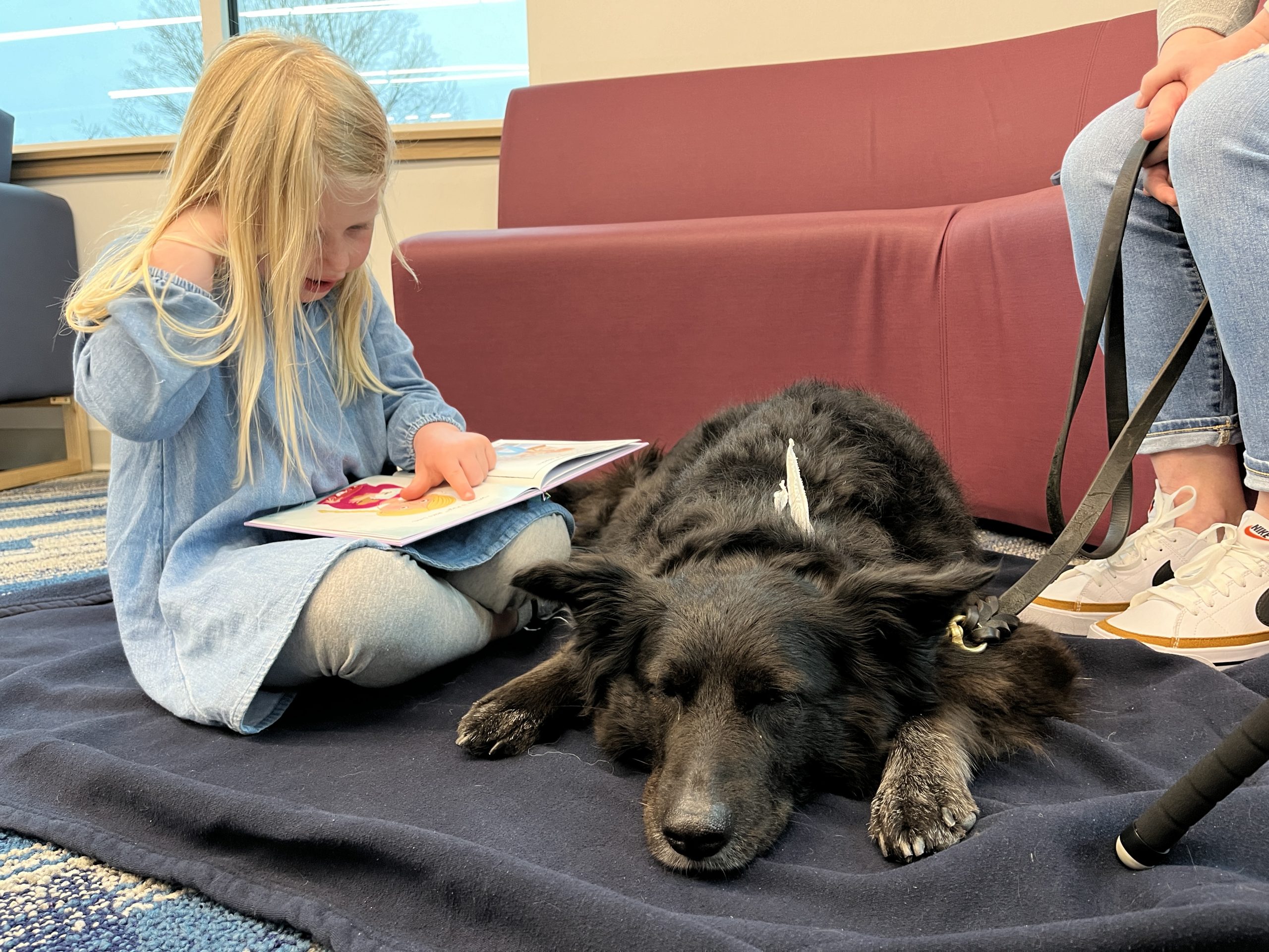 Ruth reads to Roxie1.JPG