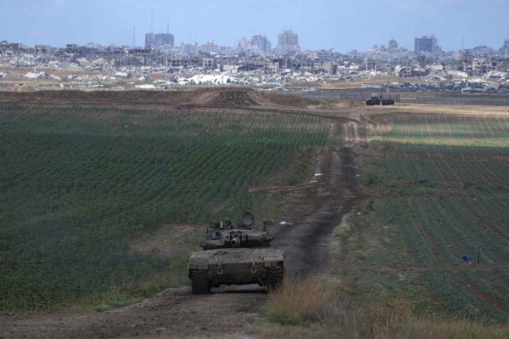An Israeli Defense Forces tank driving away from Gaza.