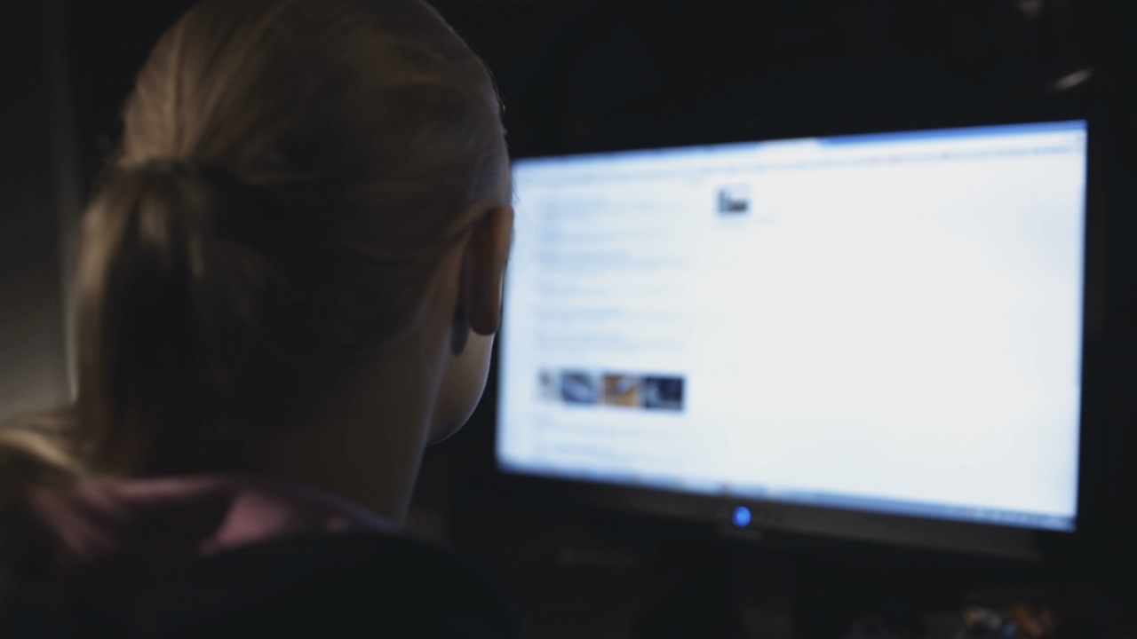 A woman surfs the web.