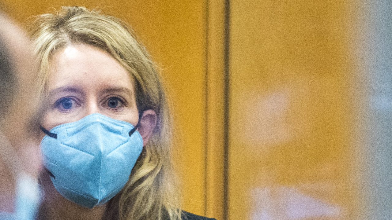 Elizabeth Holmes walks into federal court in 2021.