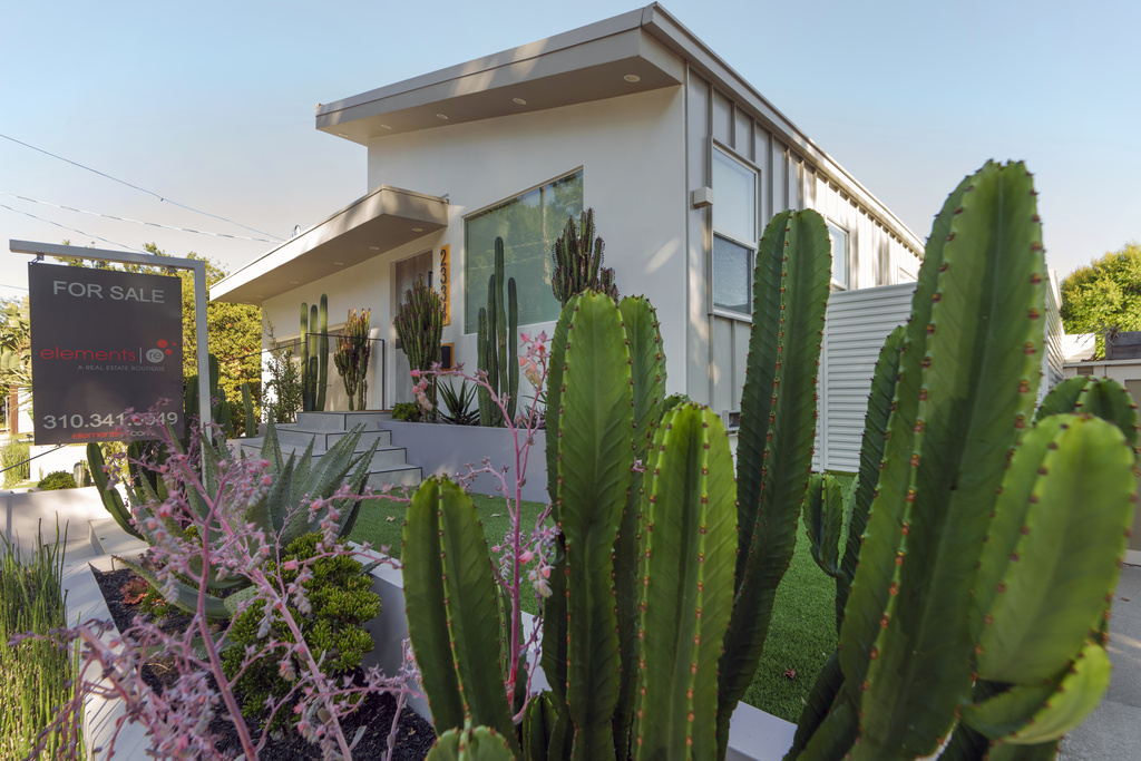 Home in California with a for sale sign