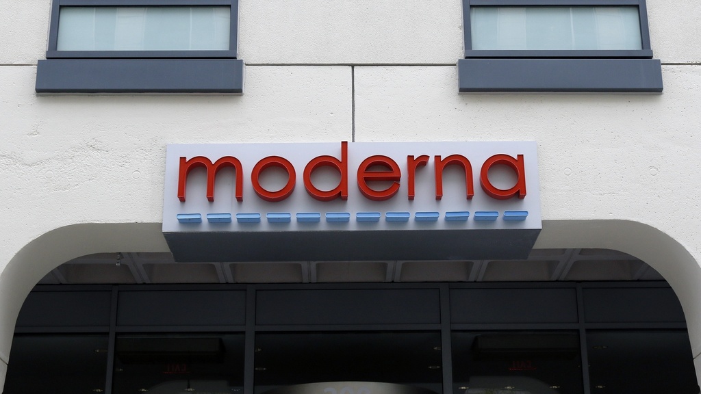 A sign marks an entrance to a Moderna building.