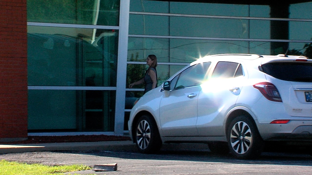 WRTV Investigates Kara Kenney at the door