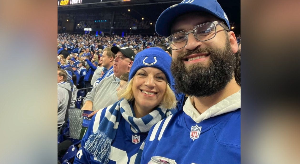 colts fans.jpg