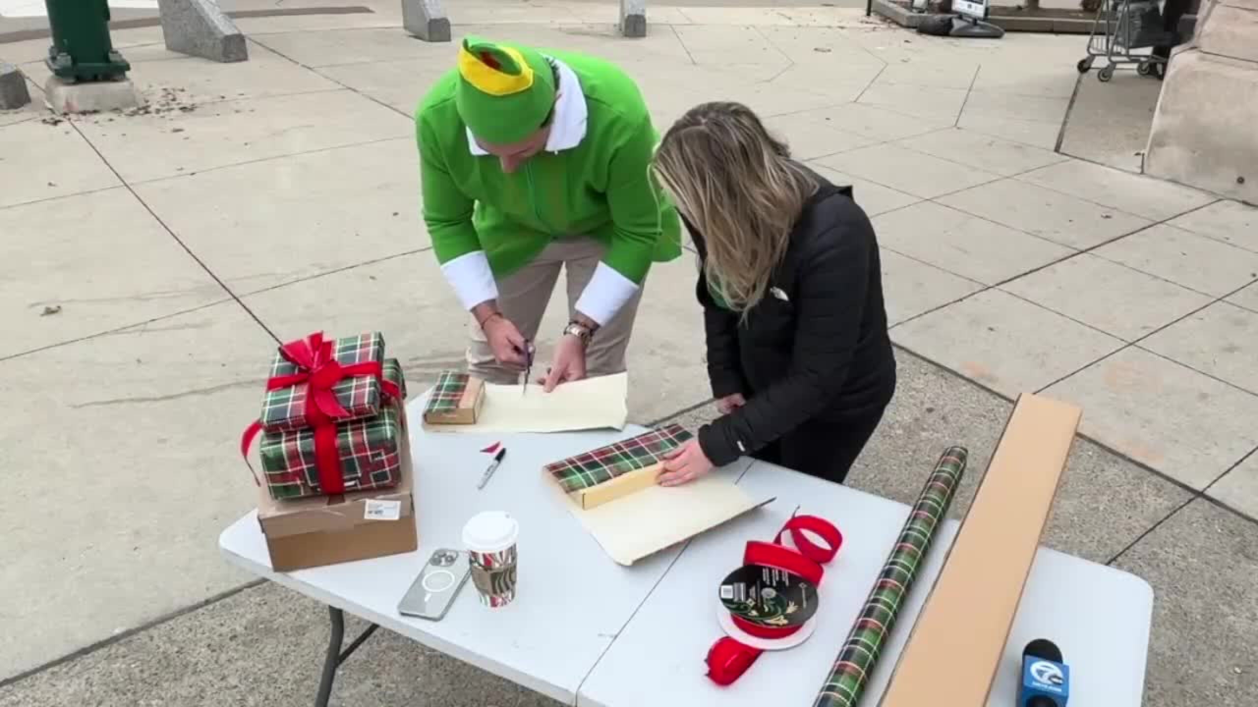 Scripps News Detroit's Peter Maxwell wraps gifts with Lexi Dorfman. 
