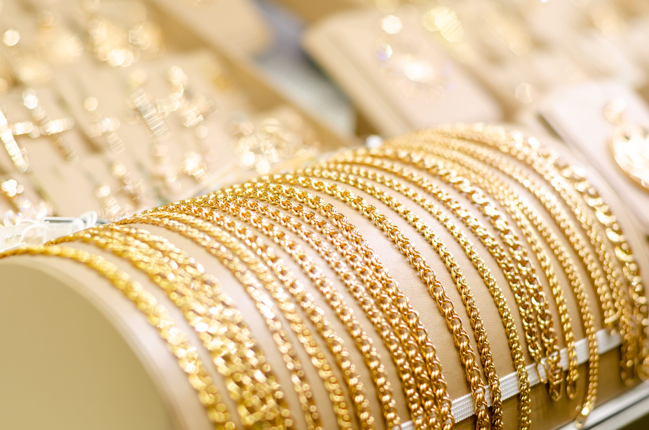Jewelry,Gold,Chain,For,Sale,In,The,Jewelry,Store.